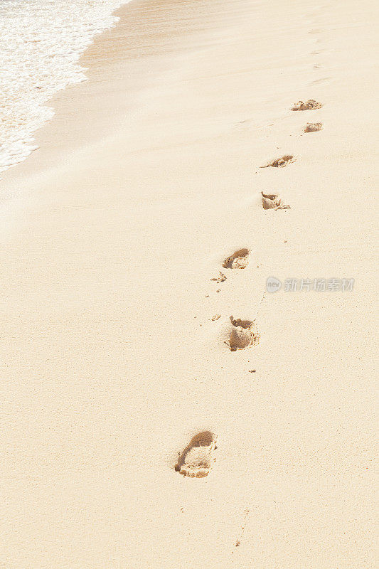 靠近水岸的沙滩上有人类的脚印