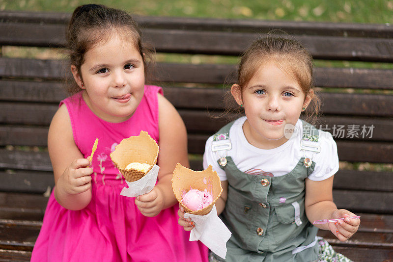 女孩们在公园里吃冰淇淋。