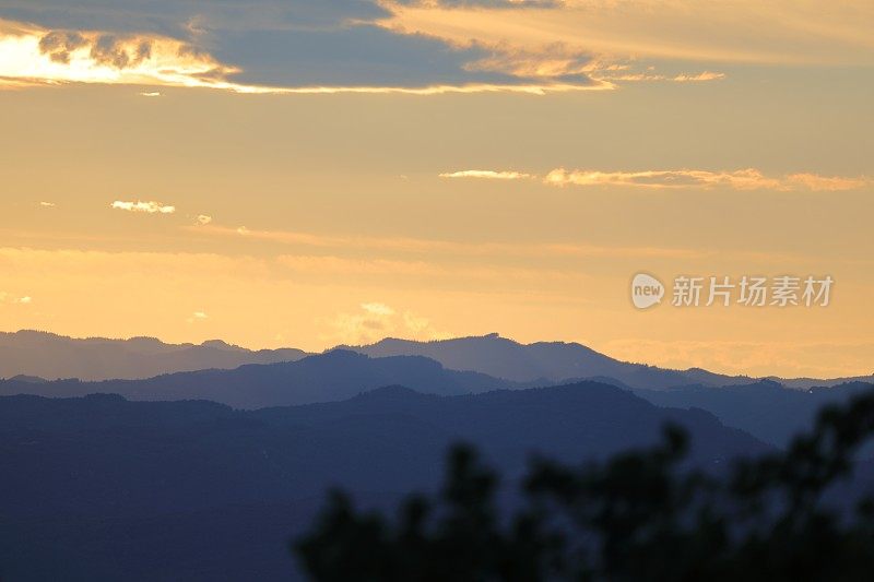 加泰罗尼亚的日落山-靠近蒙特塞尼山