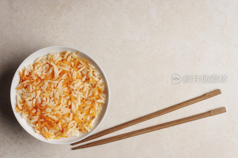 白米饭，拌生胡萝卜