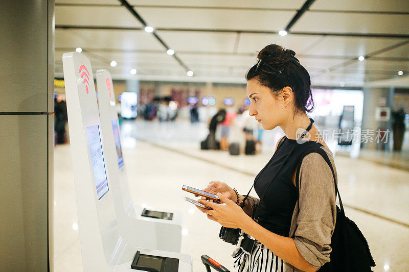 年轻女子抵达新加坡机场，使用智能值机