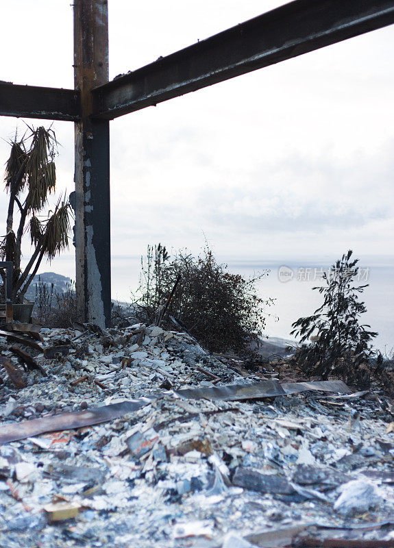 加州马里布:伍尔西火灾余波:灰烬，瓦砾，海洋