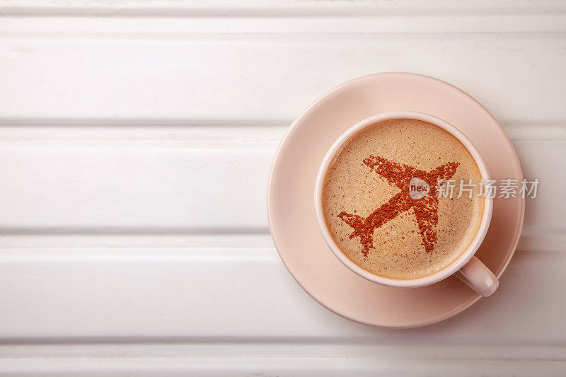 一杯泡着飞机的咖啡。飞机上的清晨咖啡