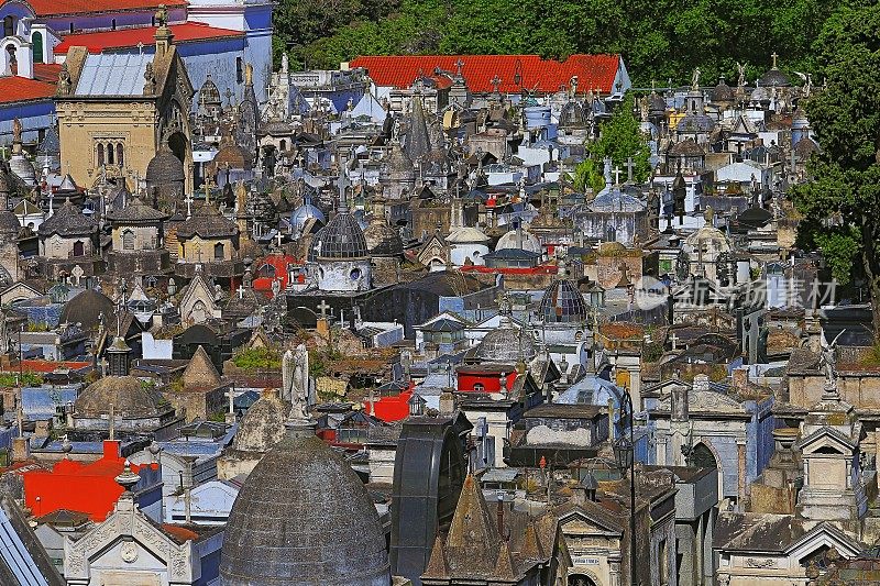 上图是阿根廷-南美首都布宜诺斯艾利斯的雷科莱塔公墓
