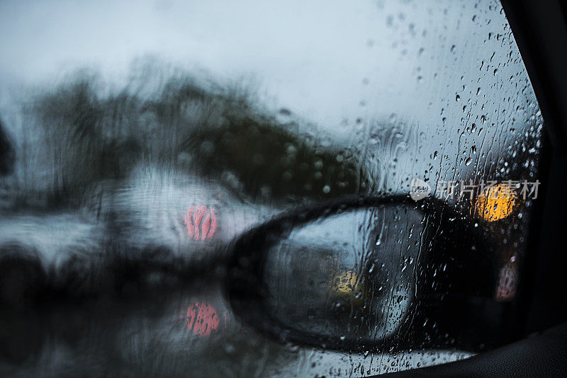 在雨天选择聚焦雨点在车窗上和车窗外的玻璃