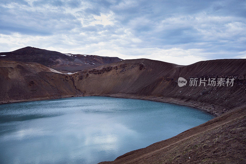 蓝绿色的火山口湖