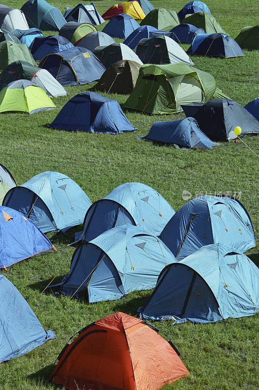 草坪上有许多野营帐篷