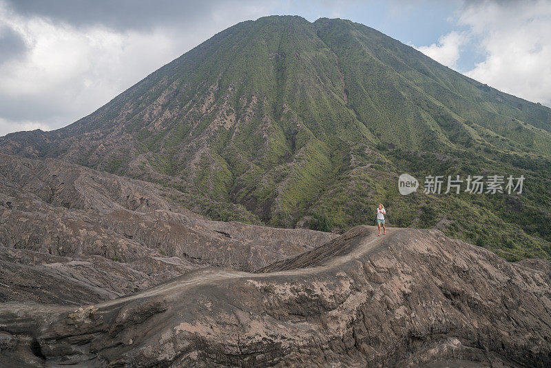 女人在火山景观上跑步