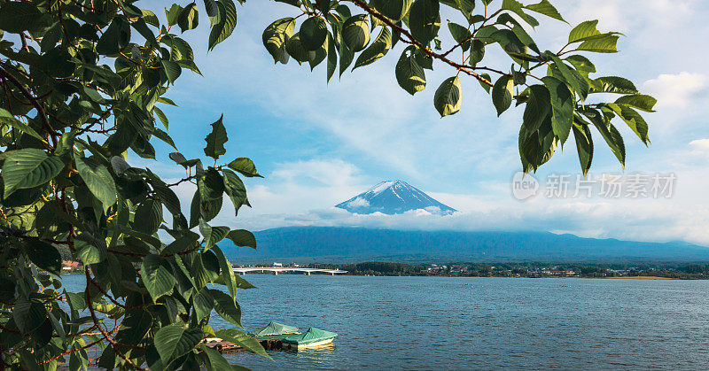 富士山日本火山在夏季的一天与蓝天全景