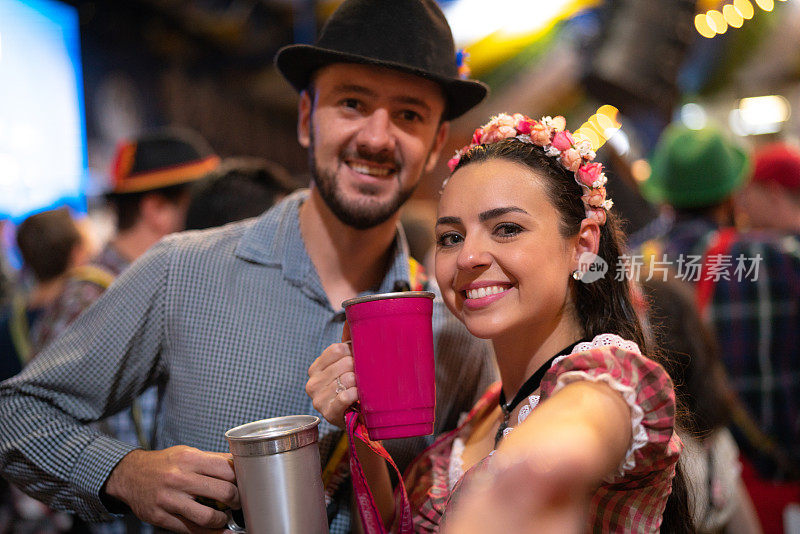 年轻夫妇自画像在布鲁梅瑙，圣卡塔琳娜，巴西啤酒节