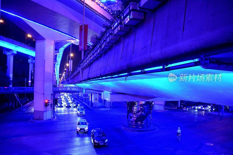 九龙柱，延安路路口夜间在中国上海