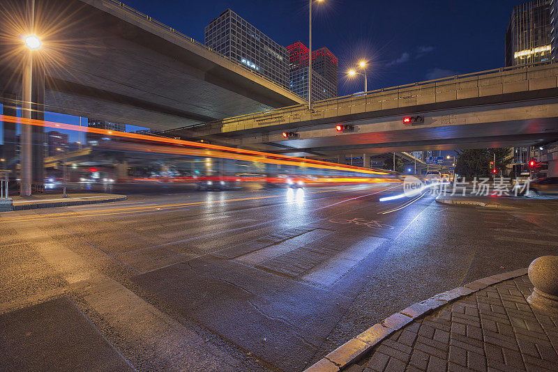 北京夜间城市公路交通