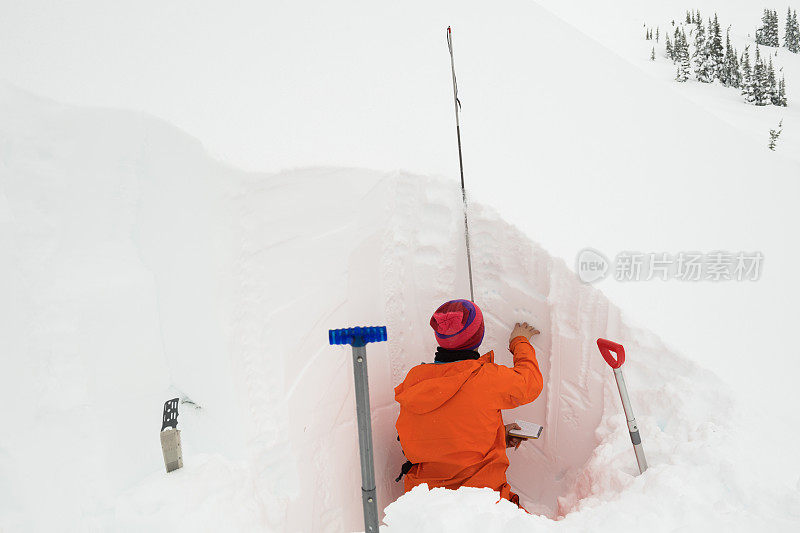 挖一个雪坑来测试稳定性