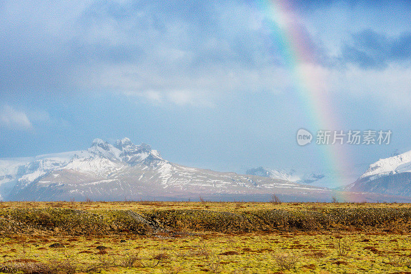 冰岛Skaftafell火山冰川景观上的彩虹