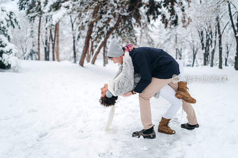 雪中的年轻夫妇