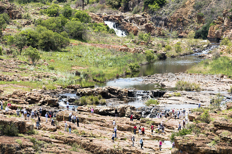 游客和瀑布在伯克的运气坑，南非