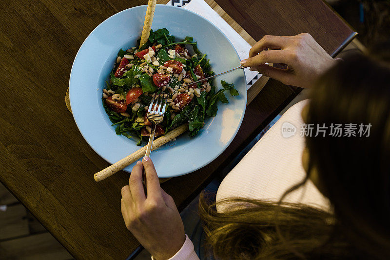 在餐桌上吃饭的女人