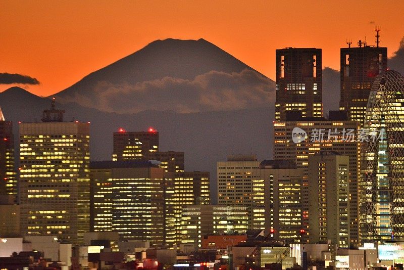 富士山和东京的天际线:白天和黑夜