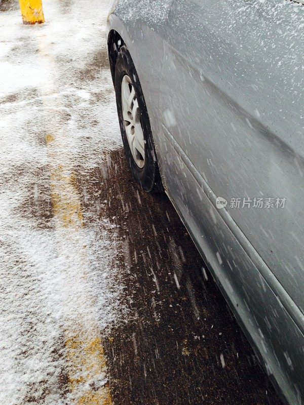 在雨夹雪的天气里开车