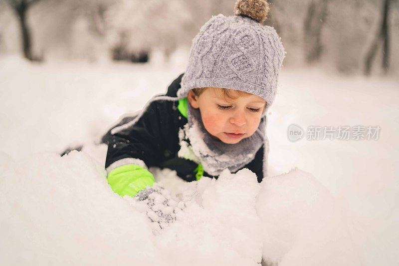 孩子在雪地里玩