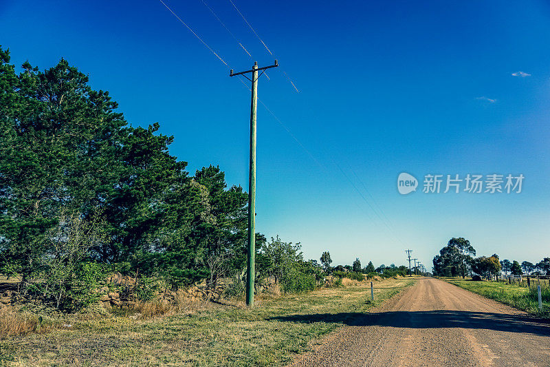 一条穿过澳大利亚内陆的公路。