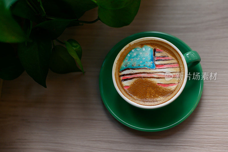 一杯带有美国国旗拿铁图案的咖啡