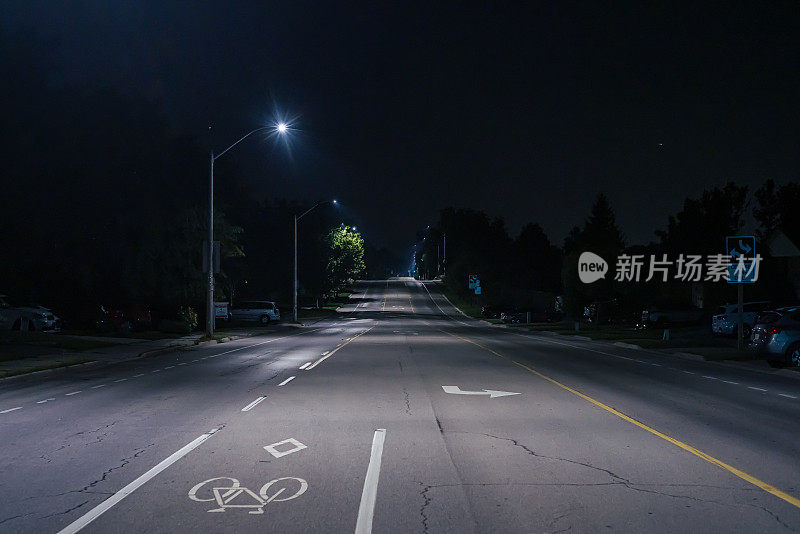 夜晚的城市街道，街灯亮着