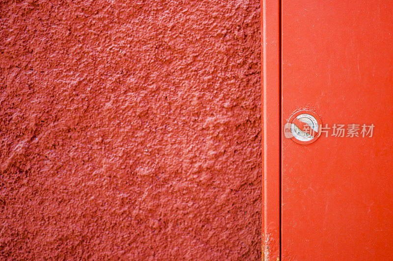 红色墙壁和金属封面背景