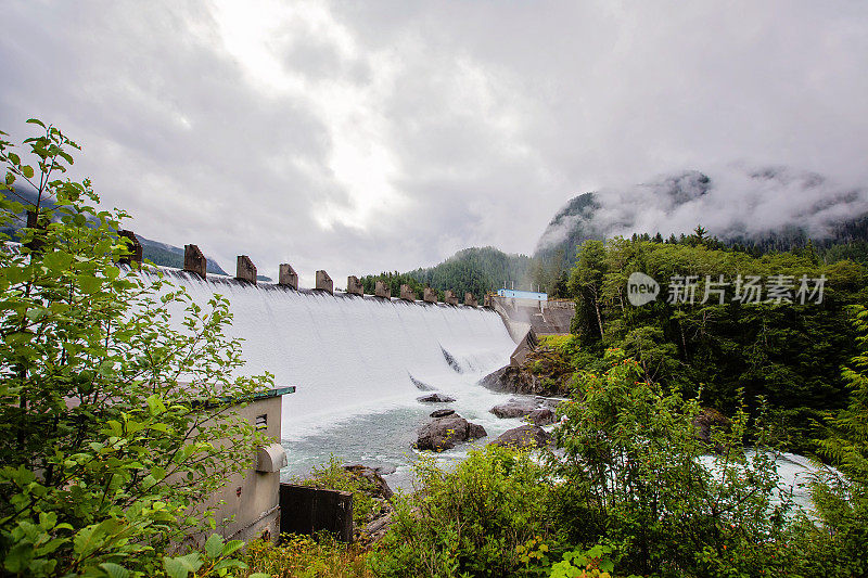 海洋瀑布水坝