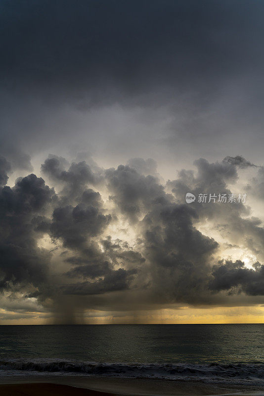 在冬季，斯里兰卡的Hikkaduwa，印度洋上壮观的天空和大量的雨云。