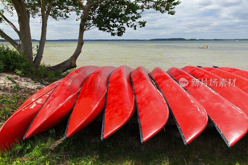 穆里茨湖的红独木舟