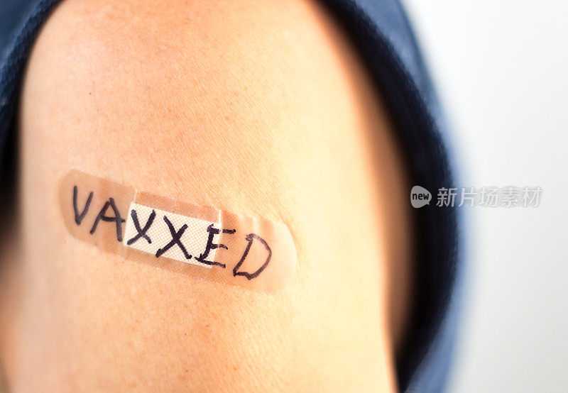 包扎在女人的手臂上阅读VAXXED