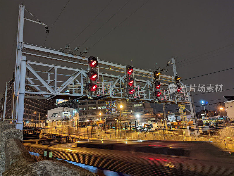 SEPTA在北费城车站的区域轨道控制灯控制着经过该地区的火车的运行