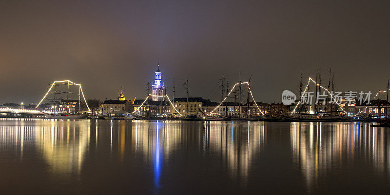 在IJssel河上看Kampen地平线的夜景