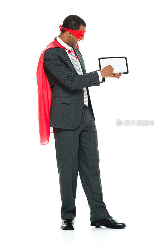 非裔美国青年男英雄戴着面具，用触摸屏站在白色背景前