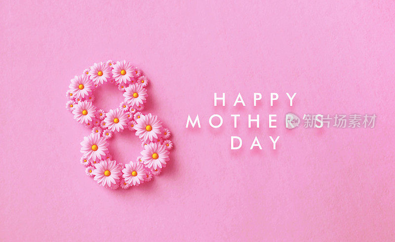母亲节的概念-母亲节信息旁边的数字8是由雏菊在粉红色的背景