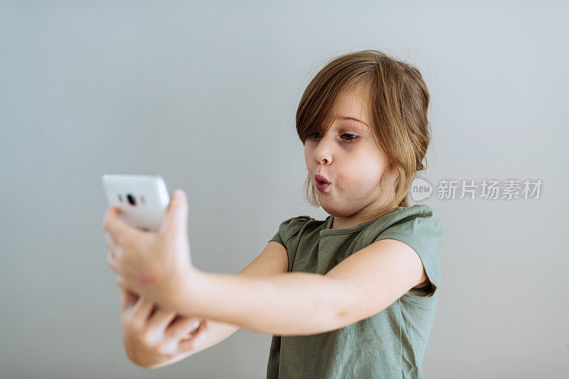 五岁小女孩用智能手机打视频电话