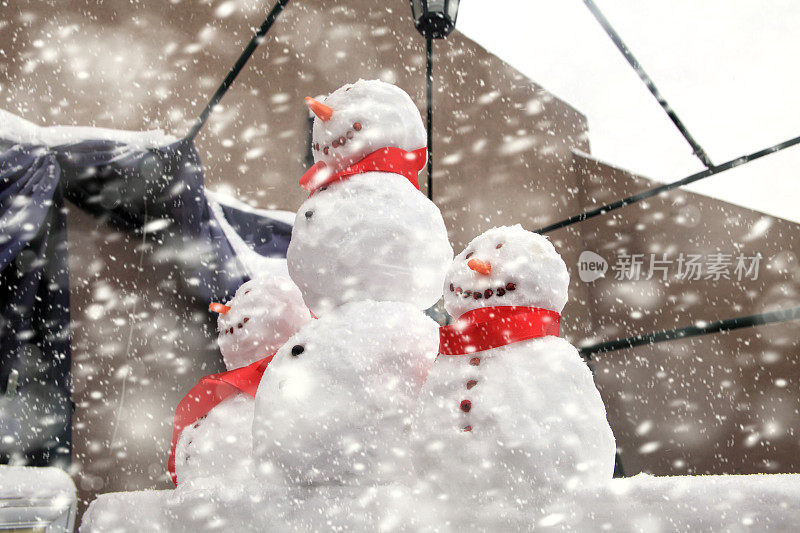 住宅阳台上的雪人家庭特写