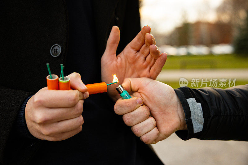 难以辨认的十几岁男孩用打火机点燃花椒的特写