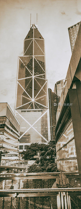 香港的夜空。摩天大楼的灯