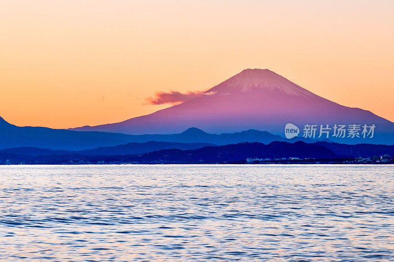 夕阳下，沙滩上的富士山轮廓