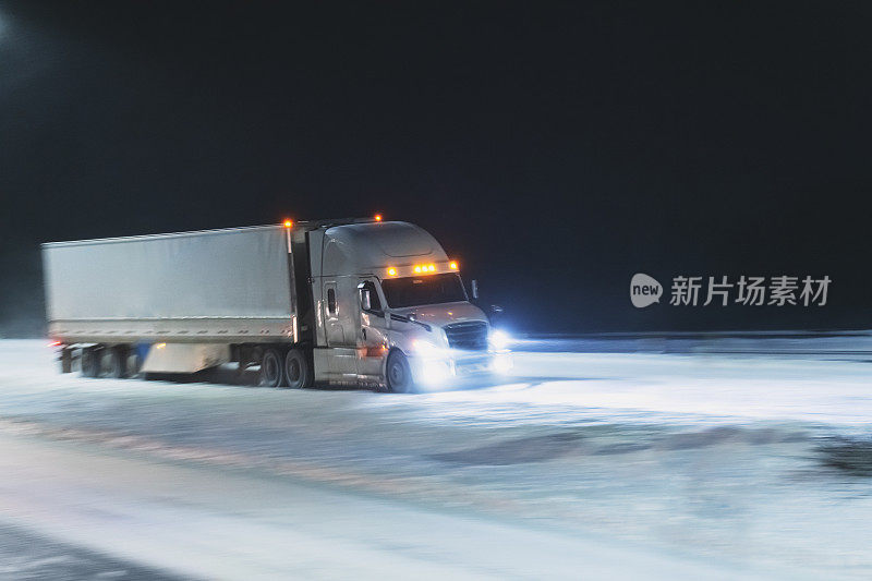 冬季公路上的半挂车