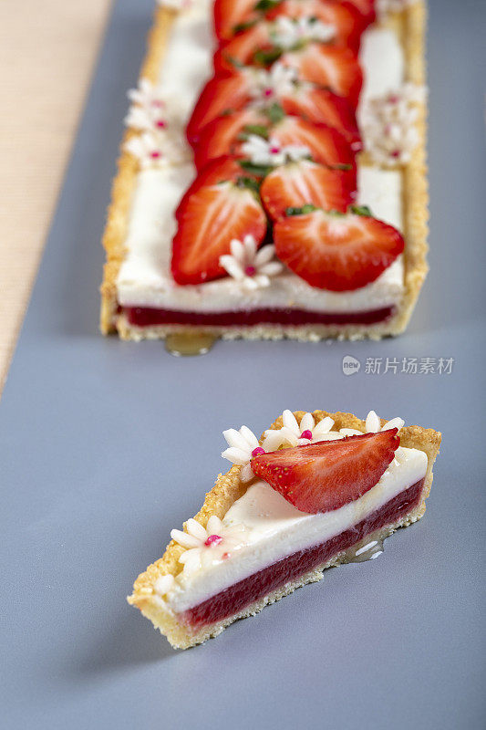 奶油布丁草莓蛋糕。