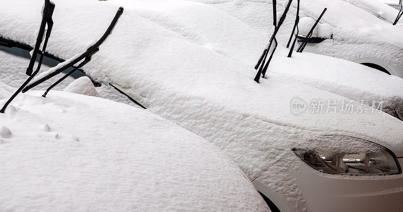 汽车挡风玻璃刮水器被雪降下