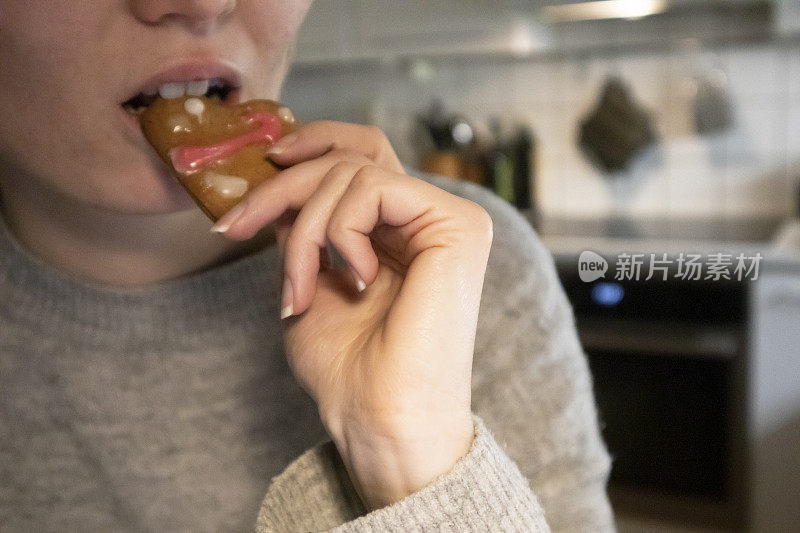 女孩在家享受她最喜欢的饼干