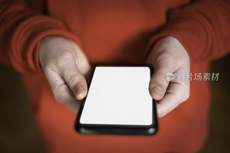 一个使用智能手机的少女