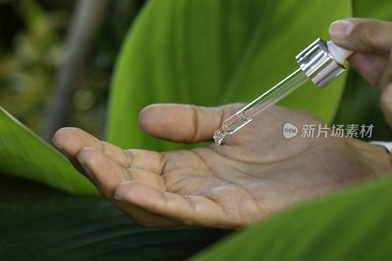 用滴管滴血清的妇女