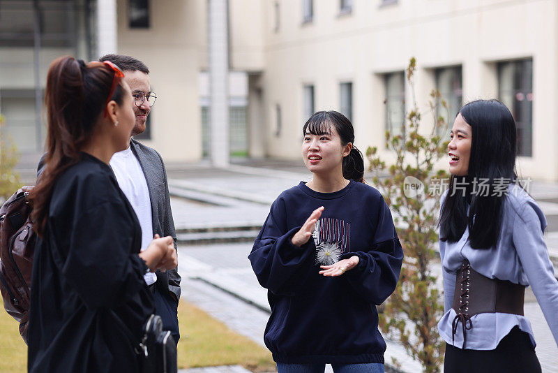 研究生喜欢在大学校园里演讲