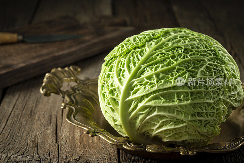 乡村木板上的卷心菜十字花科生叶蔬菜特写