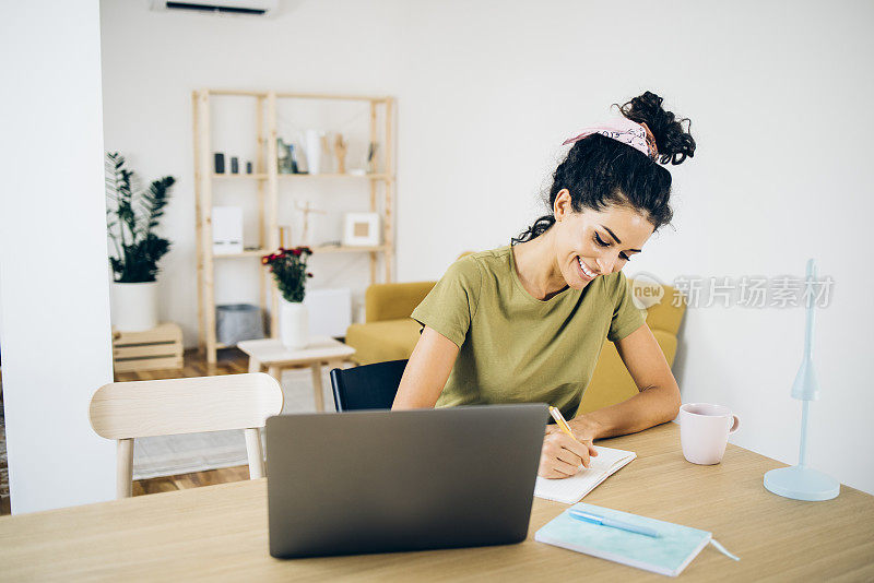 漂亮的年轻女人在家计划她的自由职业